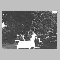 107-0056 Lina-Auguste Stadie, geb. Kuthning mit Tochter Margarete und Besuch im Garten.jpg
